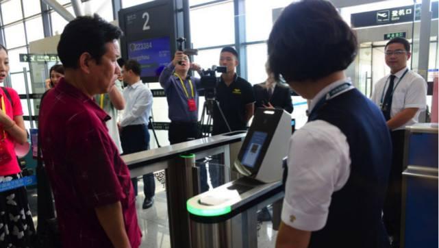 現(xiàn)在過智能安檢機人臉識別無需驗票